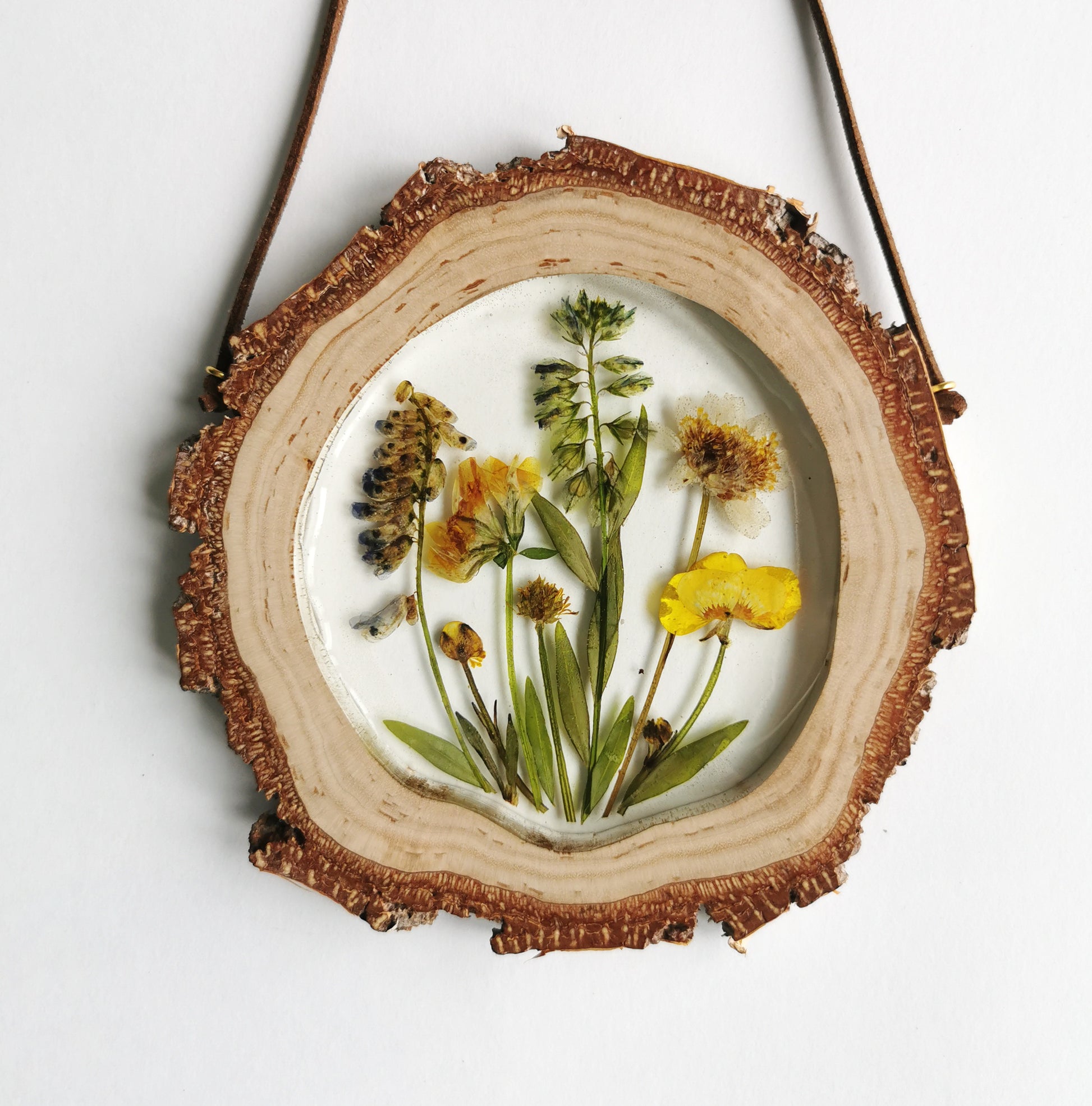 Dry flower wall decor in wood slice